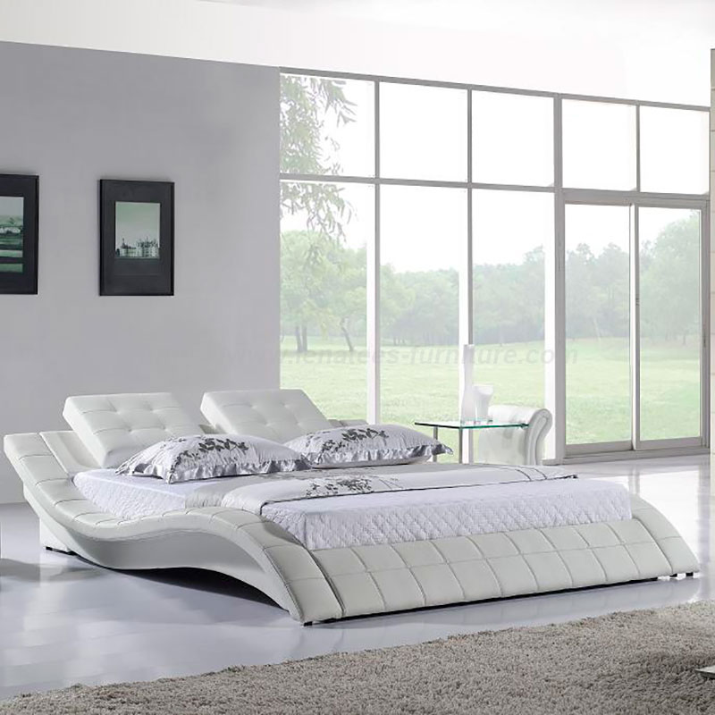 Letto a forma di S in pelle dal design moderno